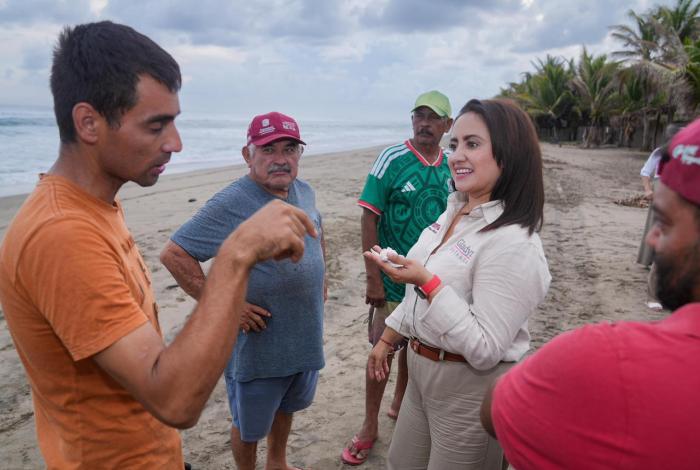 Escucha Gladyz Butanda necesidades de voluntarios tortugueros de la Costa Michoacana