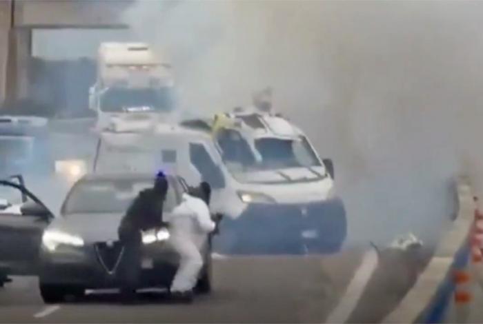 Espectacular asalto con explosiones y tiroteos a un furgón blindado en Italia