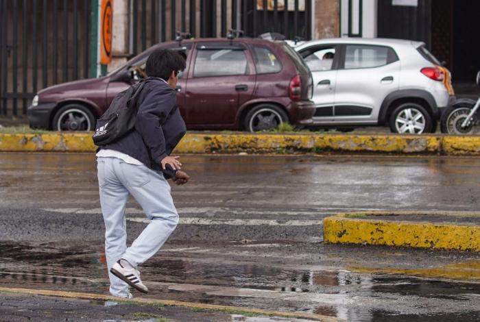 Esquivar charcos, el nuevo deporte extremo bajo la lluvia en Morelia
