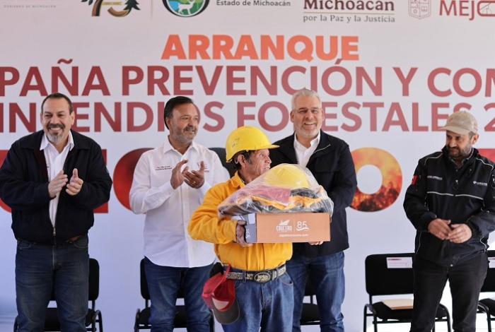 Este año, 102 brigadas combatirán incendios forestales respaldados con helicópteros: Bedolla