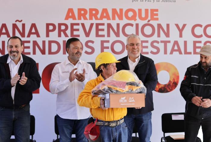 Este año, 102 brigadas combatirán incendios forestales respaldados con helicópteros: Bedolla