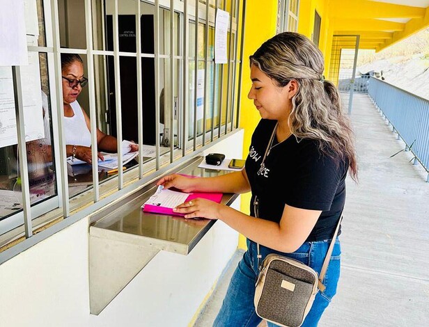 Este lunes arrancó la entrega de fichas para aspirantes a Normales de Michoacán