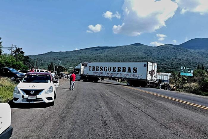 Este viernes se reportan varios bloqueos carreteros en Michoacán