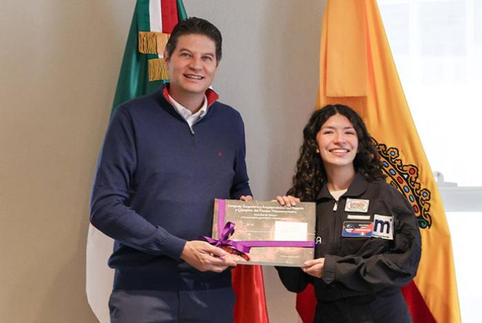 Estudiante moreliana gana primer lugar en competencia de la NASA, en Houston