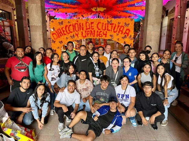 Estudiantes montan ofrenda monumental de la Monarca