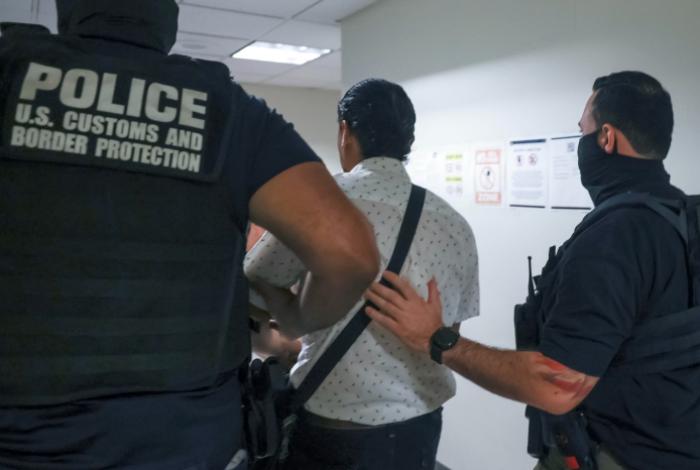 EUA registra histórica caída de 1.4 millones de migrantes en primer semestre de Trump; la primera desde 1960