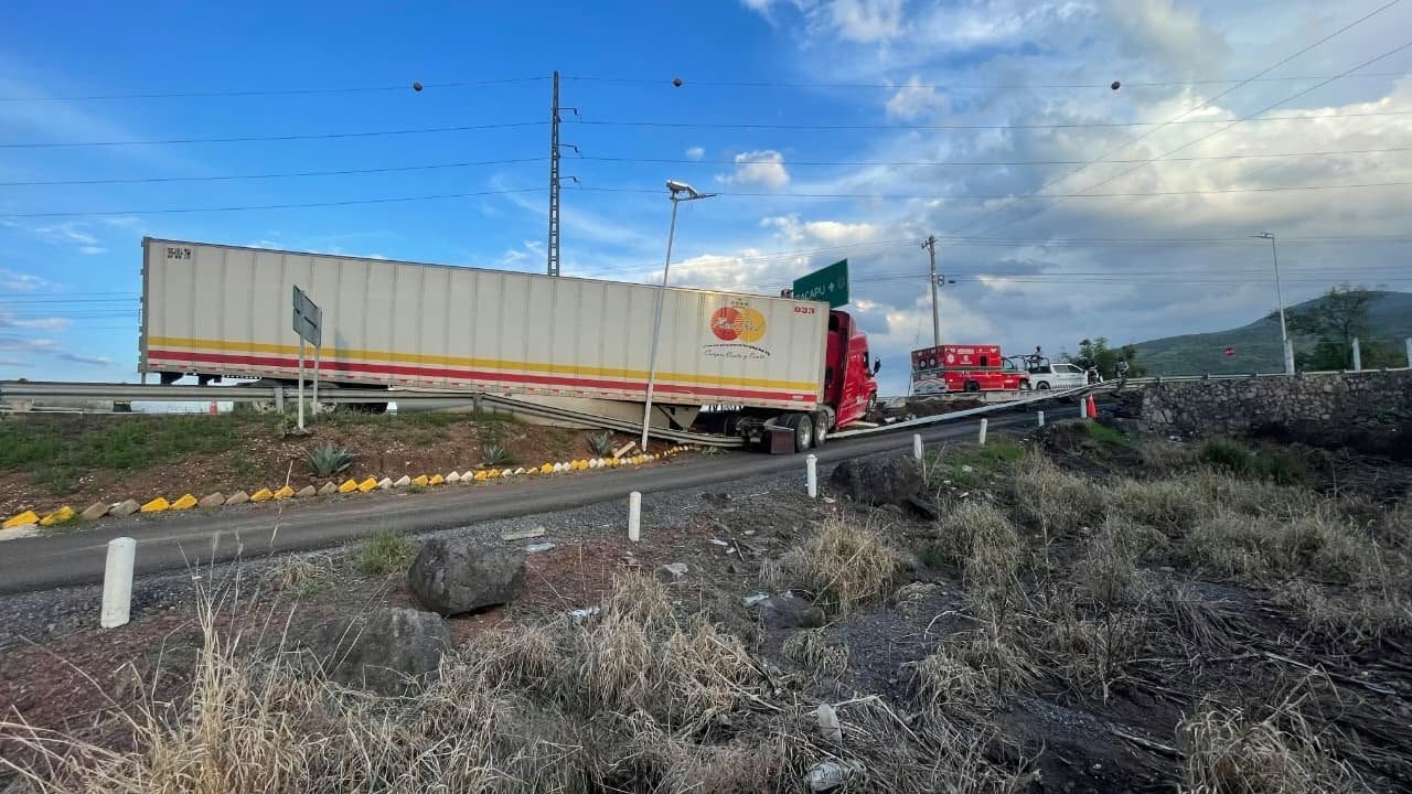 Evitan choque de tráiler sin frenos contra caseta en la México-Guadalajara