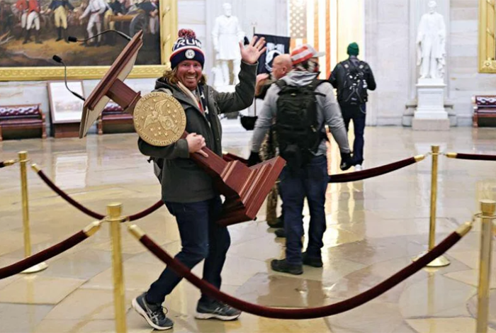 Exasaltante del Capitolio que posó con el podio de Nancy Pelosi lanza campaña política