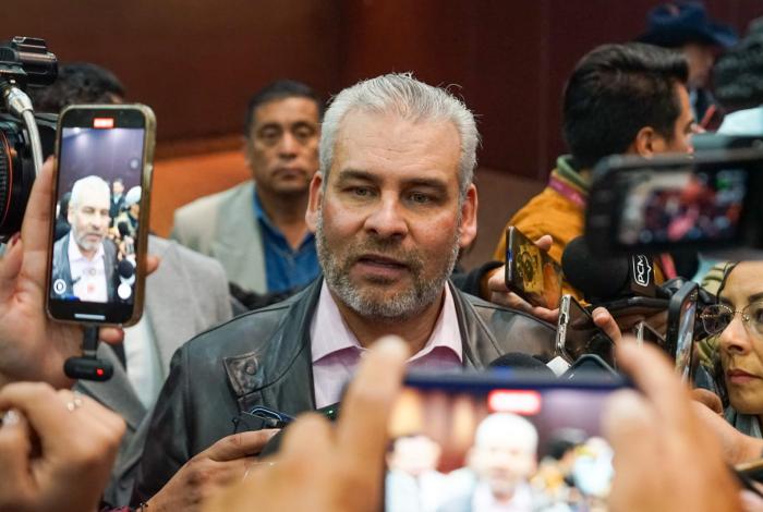 Exescolta de Carlos Manzo está prófugo, confirma Bedolla