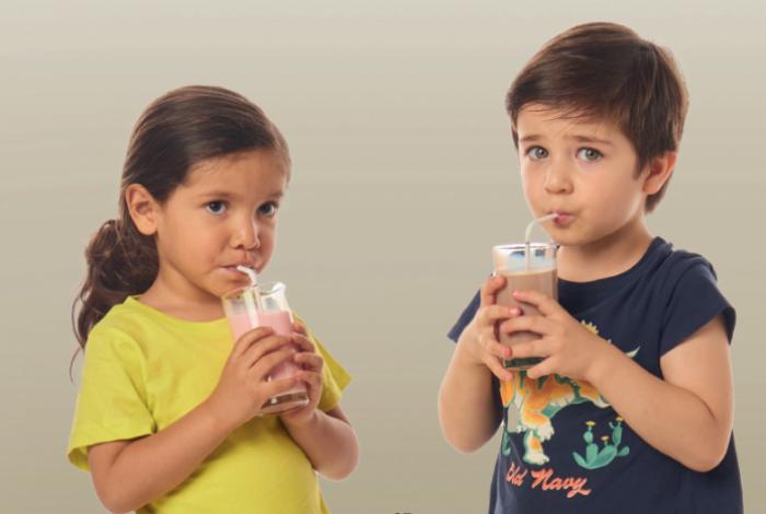 Exhiben en la mañanera a 'lechitas' que no son leche y que tienen más azúcar de la que dicen