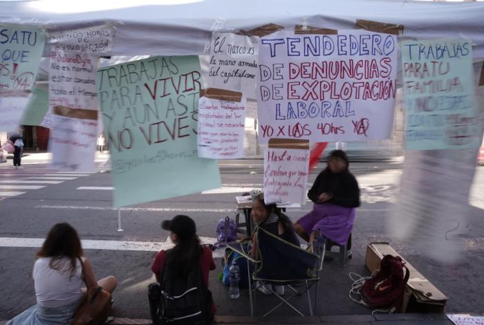 Exhiben tendedero con quejas laborales junto a Catedral de Morelia