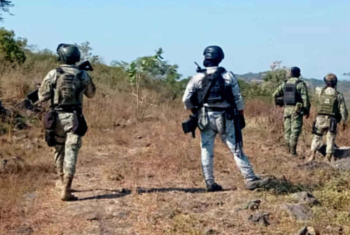 Explosión de artefacto de fabricación casera deja militares heridos en zona serrana de Cotija