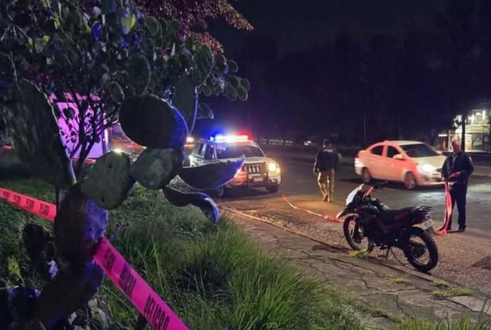 Fa lle cen tres hombres tras choque entre dos motocicletas