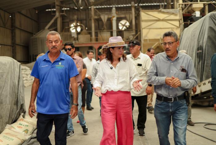 Fabiola Alanís visitó la zona de producción de arroz y mango en la tierra caliente