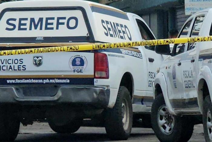 Fall3ce un hombre en los andenes de la Central Camionera en Uruapan