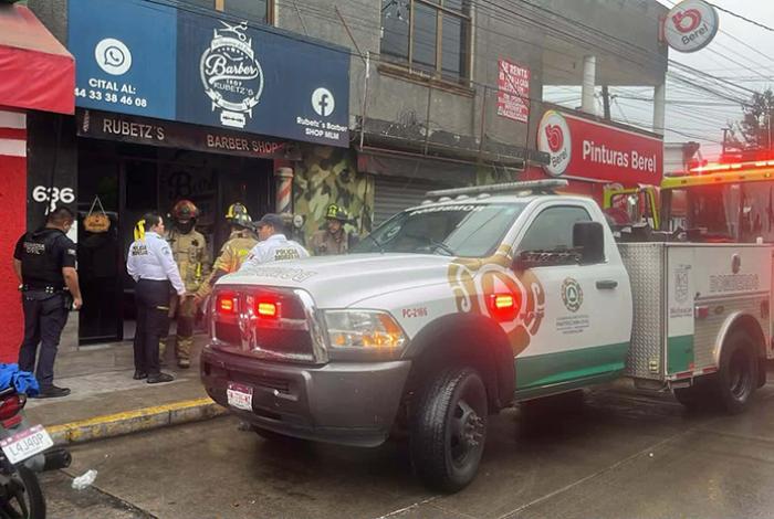 Falla eléctrica provoca incendio en barbería de Morelia; no hay lesionados