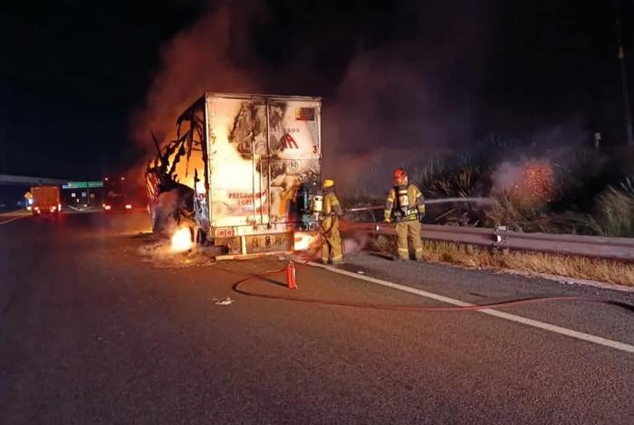 Falla mecánica provoca incendio de vehículo en la Morelia-Salamanca