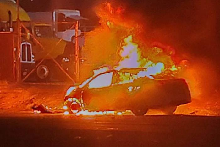 Falla mecánica provoca incendio de vehículo en puente Erandeni de Tarímbaro