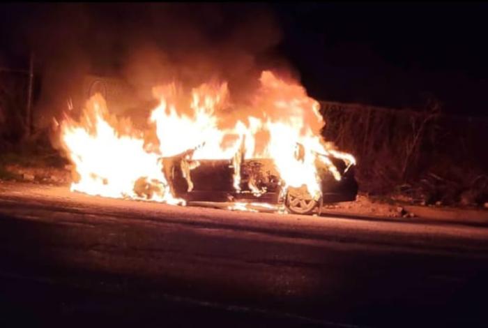 Falla mecánica provoca incendio en un vehículo