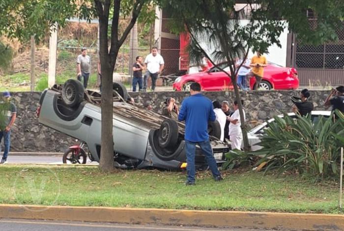 Fallecen dos alumnas de la UNICLA al volcar su camioneta, en la calzada Benito Juárez, Uruapan