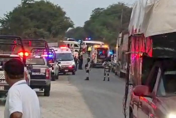 Fallecen tres personas tras choque entre dos combis en Lázaro Cárdenas