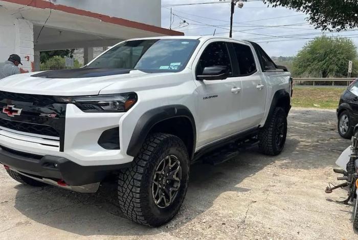 Familia de Tamaulipas sufre violento asalto frente a salón de eventos en Uruapan