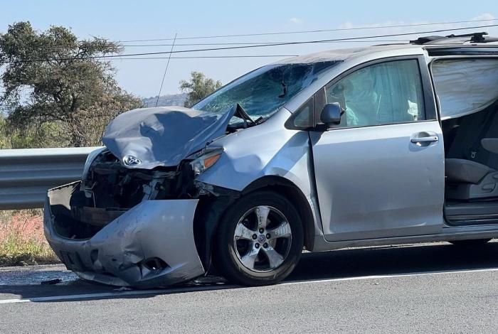 Familia en motocicleta choca contra camioneta en la Piedad; hay dos menores graves