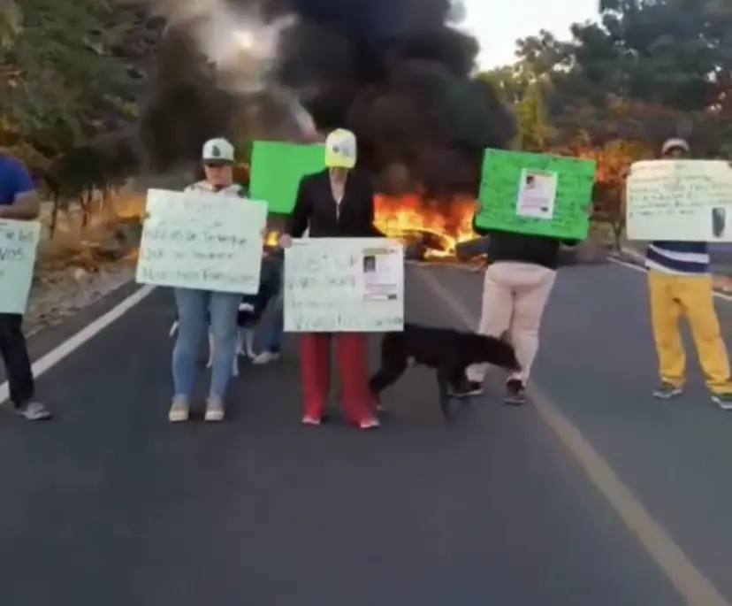 Familiares de desaparecidos bloquean carretera en Buenavista y acusan a policías de Tepalcatepec