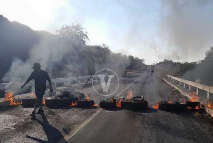 Familiares de desaparecidos bloquean por unos minutos con llantas quemadas la carretera Apatzingán–Tepalcatepec