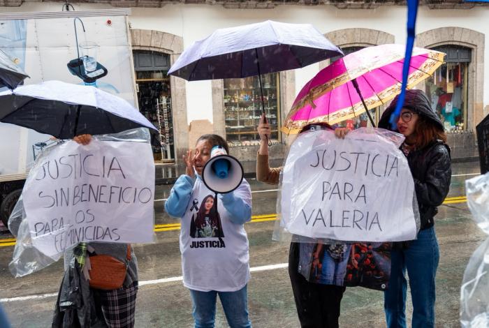 Familiares y amigos de Valeria exigen justicia frente al Congreso