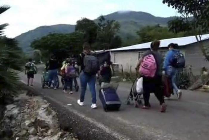 Familias de cinco comunidades de Apatzingán huyen tras enfrentamientos armados