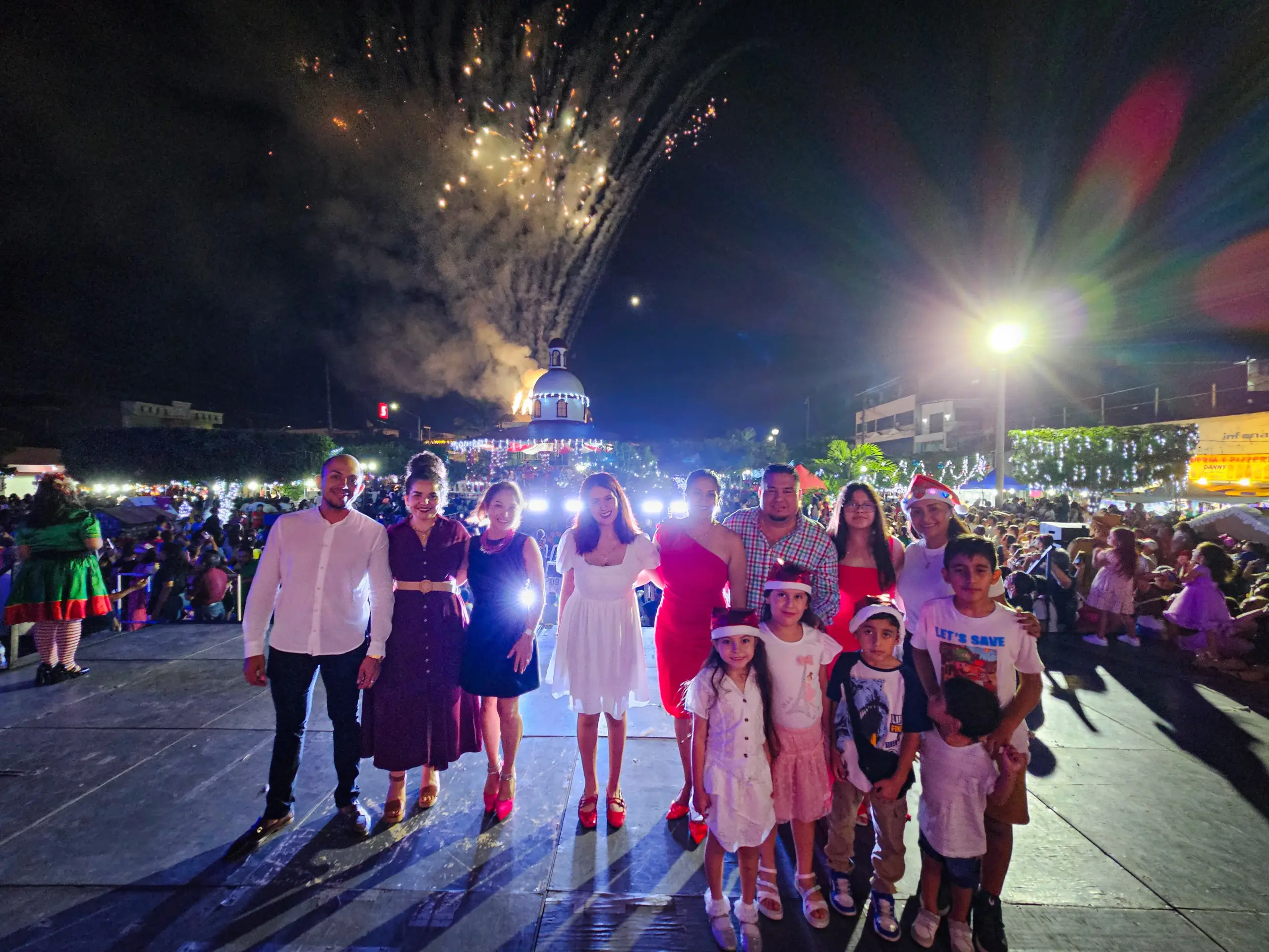 Familias Disfrutan Encendido del Pino Navideño en Pérgola Municipal