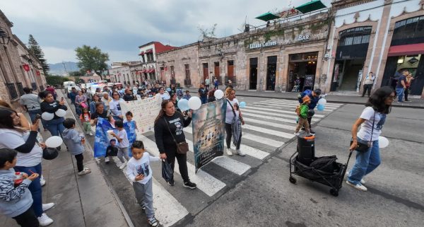 Familias recuerdan a los 13 policías caídos en Aguililla durante marcha