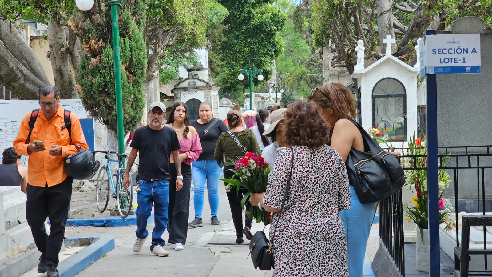 Familias visitan a sus madres en el panteón municipal de Morelia este 10 de mayo