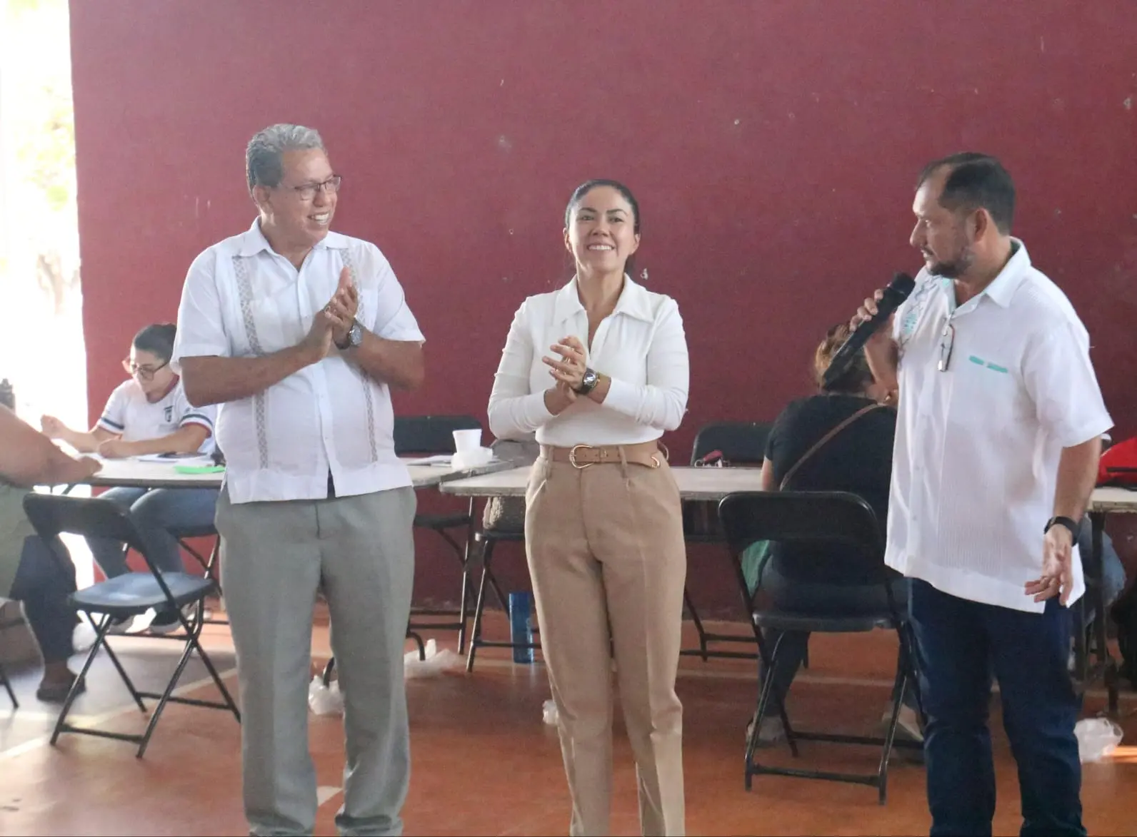 Fanny Arreola encabeza entrega de becas del Bienestar a familias apatzinguenses.