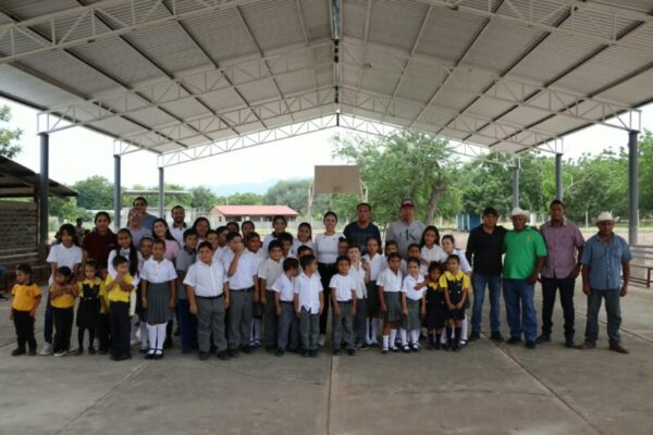 Fanny Arreola fortalece infraestructura educativa con nueva techumbre en localidad Holanda