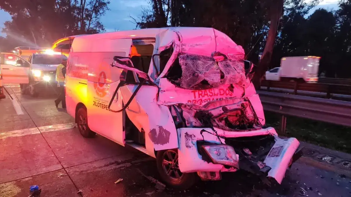 Fatal accidente ocurre en la carretera México-Querétaro; hay 2 muertos y 9 heridos