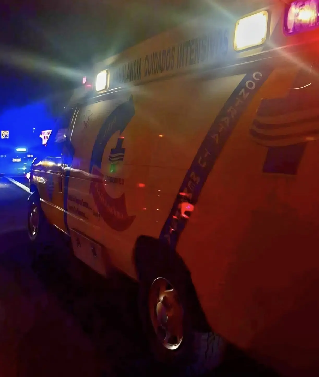 Fatal choque por alcance entre moto y auto deja un fallecido y un herido; en la Siglo XXI