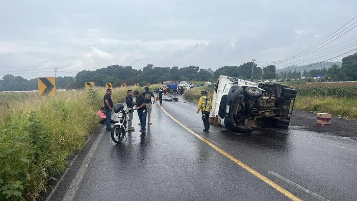  Fatalidad y cuantiosos daños en choque de camionetas en Tangancícuaro