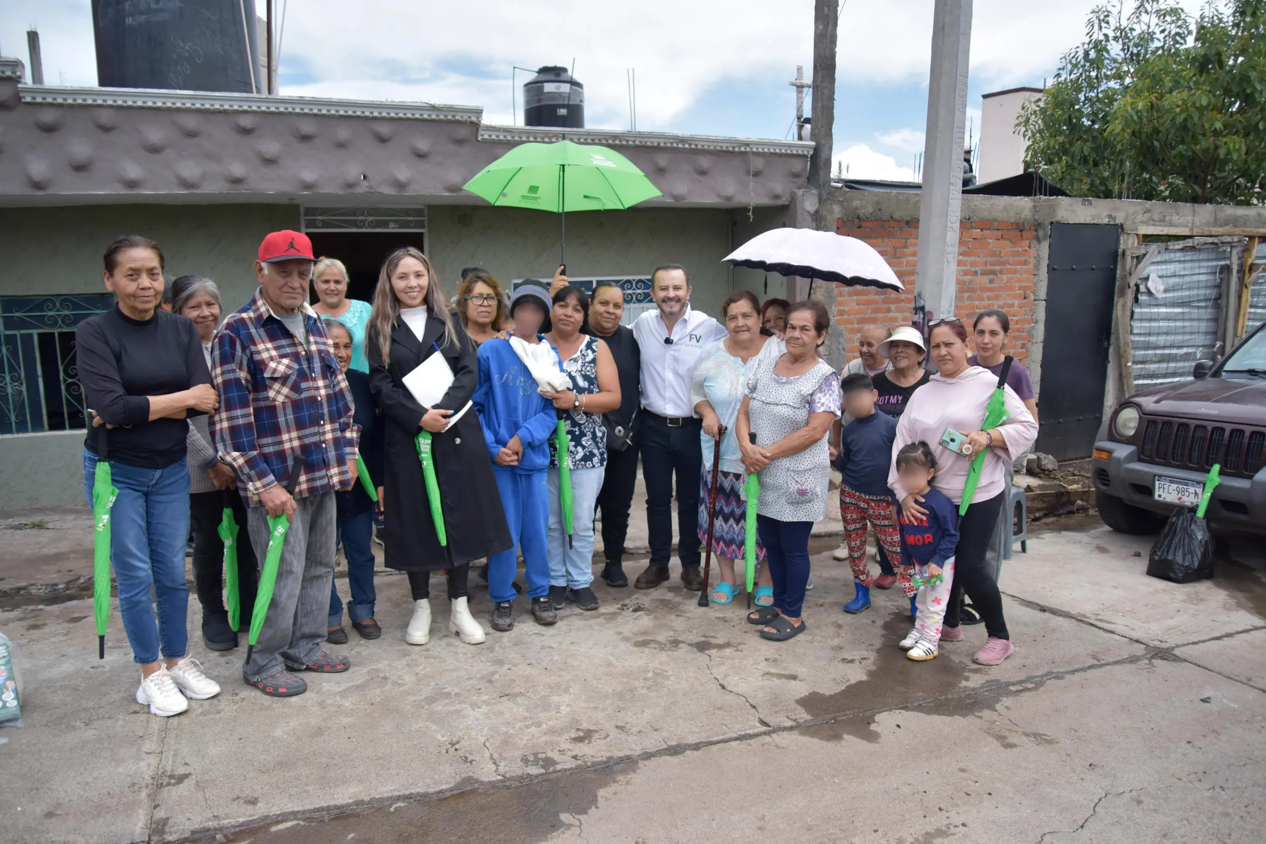 Fausto Vallejo Mora escucha y dialoga con vecinos de la colonia Lomas del Punhuato