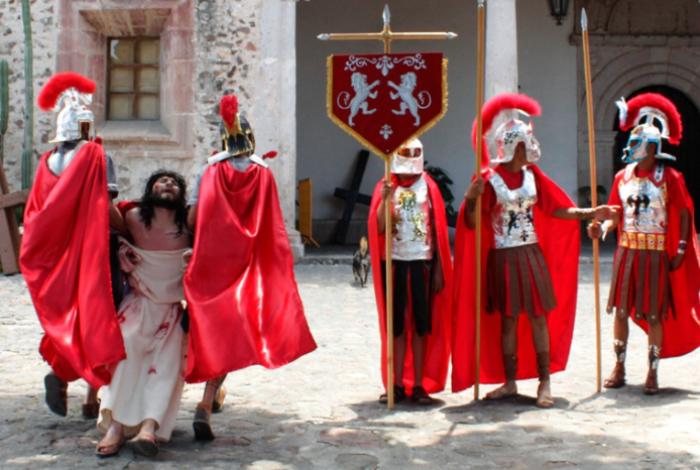 Fe y tradición marcan el Viacrucis en Charo durante Semana Santa