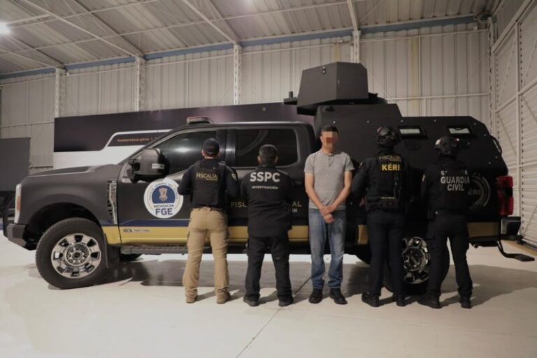 FGE detiene a cuatro servidores públicos y un exfuncionario por simular una muerte para cobrar un seguro
