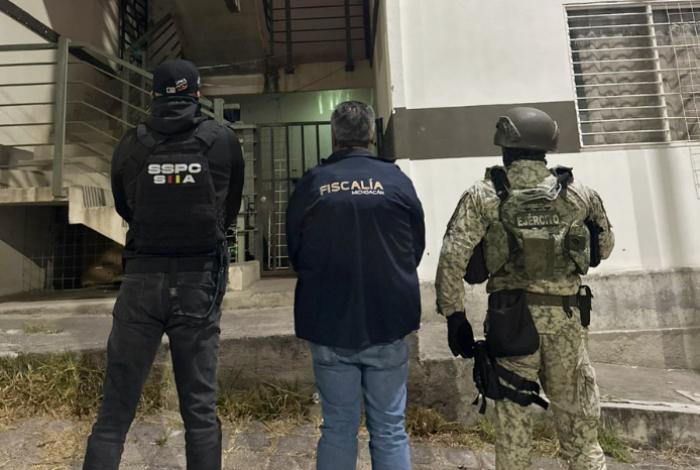 FGE ejecuta cateo en el fraccionamiento Campo Nubes y asegura más de 400 dosis de narcótico; hay una mujer detenida