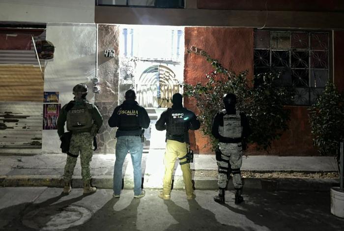 FGE ejecuta tres cateos en Morelia y asegura más de mil 200 dosis de metanfetamina; hay ocho detenidos