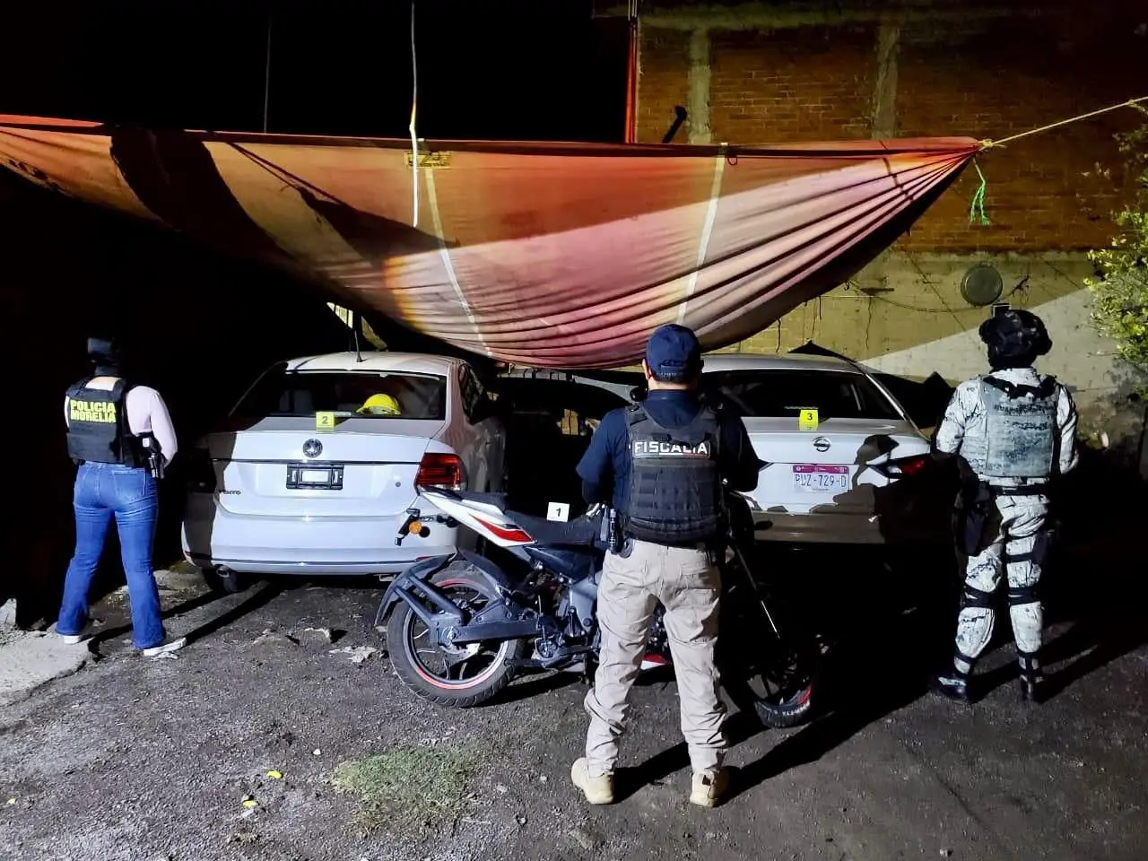 FGE en cateo recupera siete vehículos con reporte de robo y asegura 447 dosis de narcótico en Tarímbaro