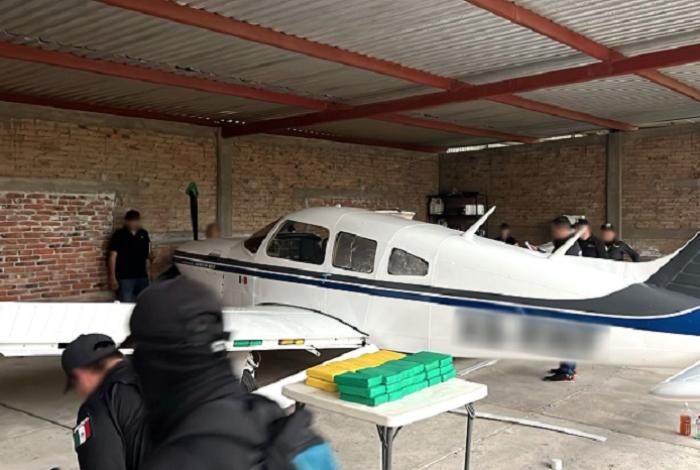 FGR catea aeródromo en Tapachula y asegura paquetes de narcótico y una avioneta