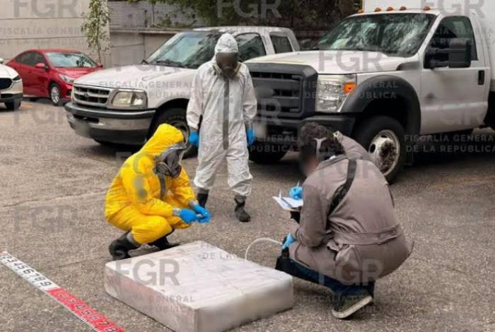 FGR investiga 12 cajas con media tonelada de mercurio tras derrame en paquetería