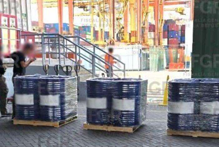 FGR y SSPC aseguran 54 mil litros de precursores químicos en la aduana de Manzanillo