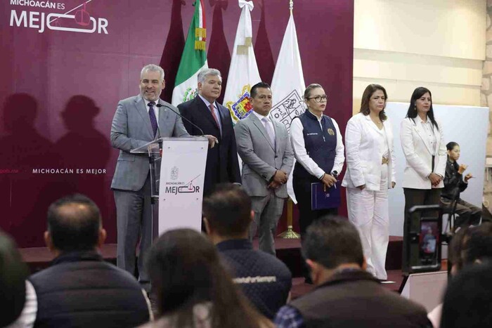  Firma Bedolla iniciativa de reforma constitucional para la UMSNH