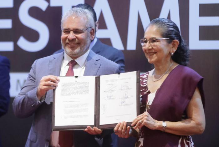 Firman Bedolla y notarios convenio para iniciar el Mes del Testamento